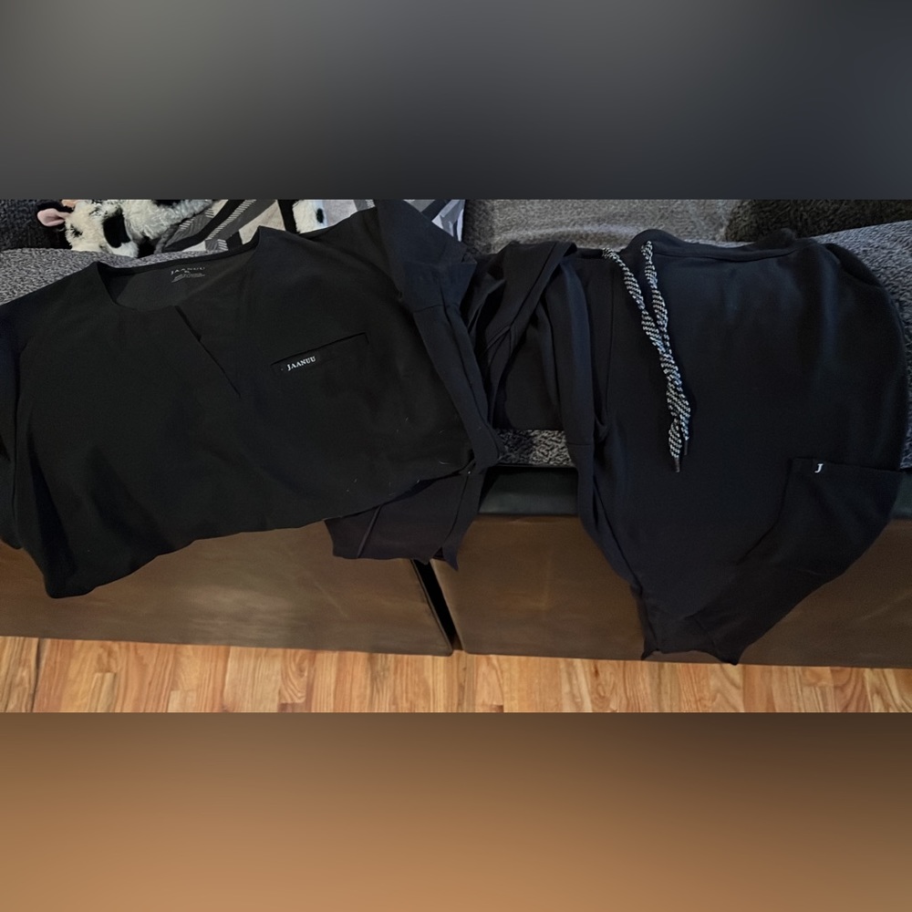 Black Jaanuu scrubs! Women’s XL for both top and bottoms.